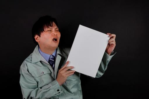 白いボードを持つ男性 白いボードを持つ男性 男性,人物,表情の写真素材