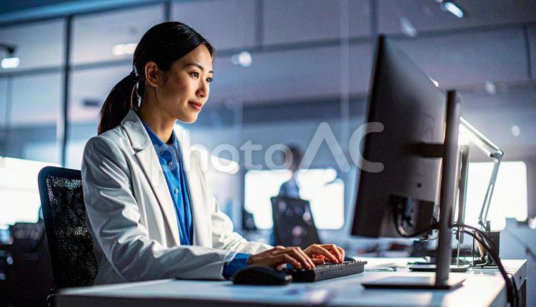 パソコンに両手で入力するデスクワーク パソコン,プログラミング,オフィスの写真素材