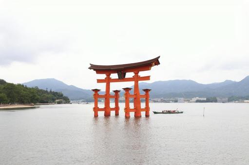 大鳥居と遊覧船 大鳥居と遊覧船 厳島神社,宮島,広島の写真素材