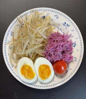 半熟卵ともやしにトマトと食菊もってのほか 半熟卵ともやしにトマトと食菊もってのほか 半熟卵,もやしのレンチン,やさいの写真素材