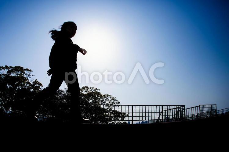 青空の下で歩く子供のシルエット 子供,青空,女の子の写真素材