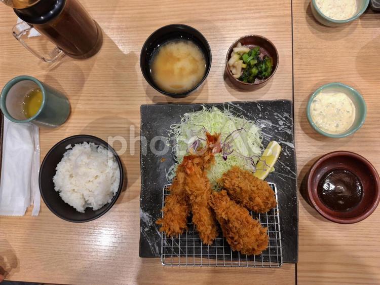 楽しい外食・エビフライカキ定食 料理,エビフライ,カキの写真素材