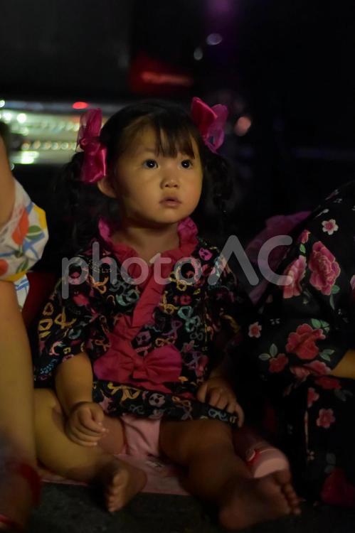 花火を見ている時の子供 子供,浴衣,夏祭りの写真素材