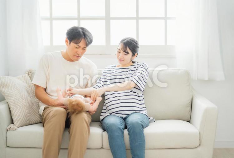マタニティ教室でおむつ替えの練習をする男女 マタニティ教室,オムツ替え,両親教室の写真素材