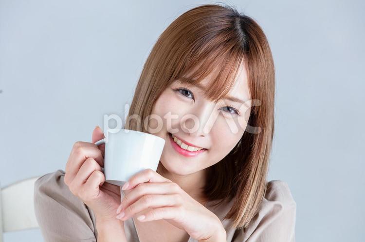 マグカップを手に笑顔の女性　 笑顔,スマイル,女性の写真素材