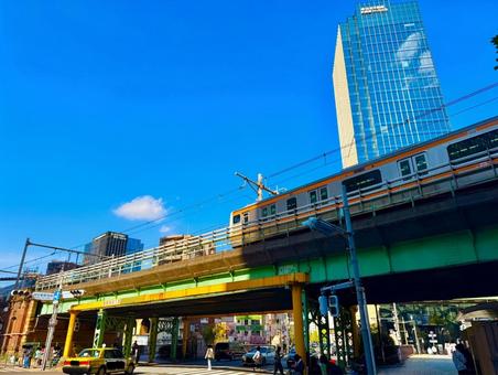 中央線の電車とビルとブルースカイ 青空,空,ブルースカイの写真素材