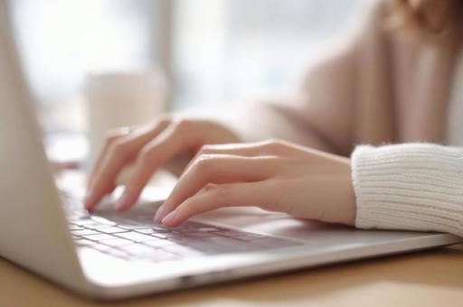 ノートパソコンを使う女性の手-3の写真