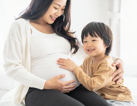 妊婦している母と子供が微笑む優しい時間 妊婦している母と子供が微笑む優しい時間の写真