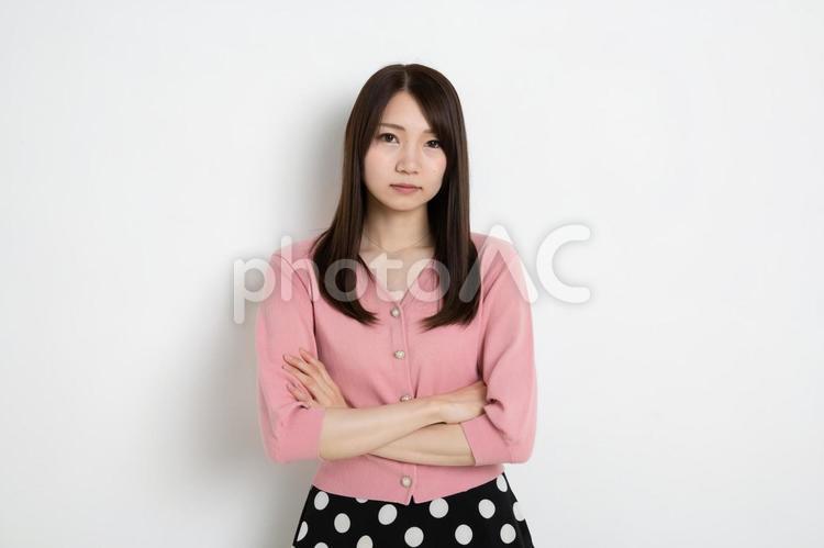 腕組みをして怒っている若い女性 女性,日本人,女の写真素材