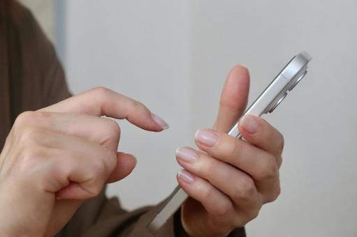 スマホを指さす女性 スマホを指さす女性 スマホ,ビジネス,女性の写真素材