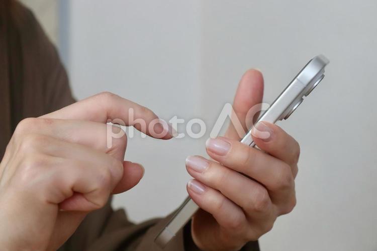 スマホを指さす女性 スマホ,ビジネス,女性の写真素材