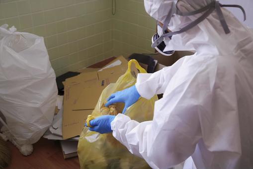 防護服で作業する特殊清掃員 防護服で作業する特殊清掃員 特殊清掃,清掃作業,清掃サービスの写真素材