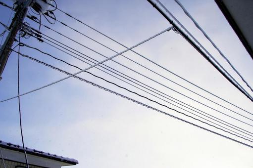 冬の電線と空の写真