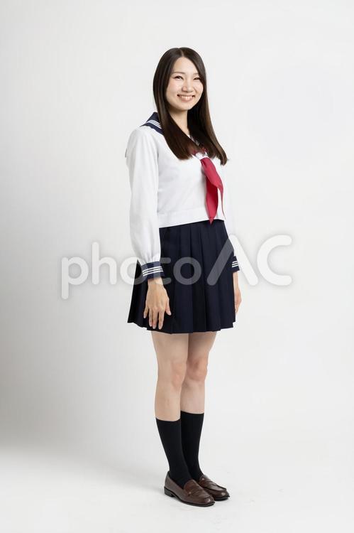 全身撮影をする女子高生（斜め） 女子校生,セーラー服,女子高生の写真素材