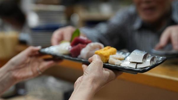 居酒屋で食事をする女性 居酒屋で食事をする女性の写真