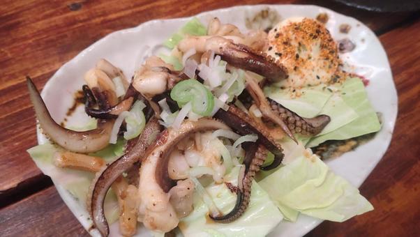 イカとキャベツの炒め物　酒のつまみ　 イカ,キャベツ,マヨネーズの写真素材