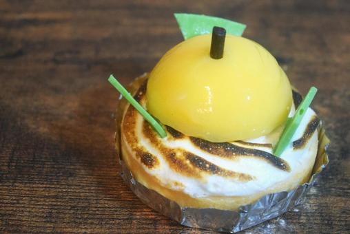 レモンタルト（メレンゲとフルーツ飾り） レモンタルト,タルト,ケーキの写真素材