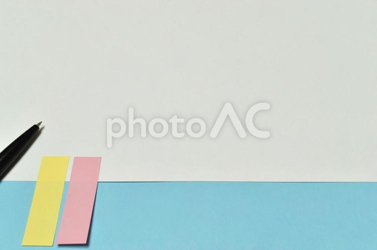 付箋の付いた紙とボールペン（水色） 紙,メモ,ボールペンの写真素材
