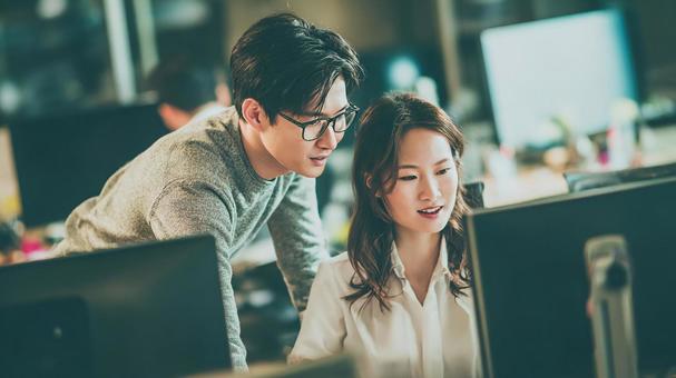 チームで課題に取り組む男女の写真