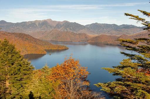 秋色に染まる中善寺湖と日光の山々 秋色に染まる中善寺湖と日光の山々 男体山,中禅寺湖,紅葉の写真素材