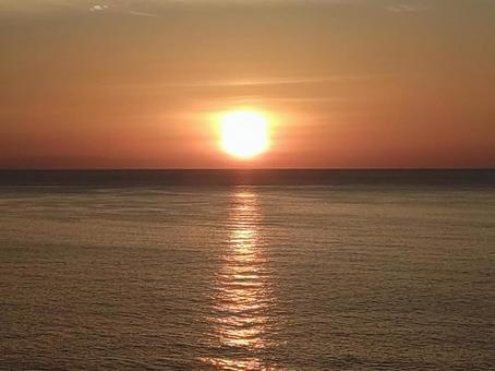 夕陽と海 夕陽と海 夕日,海,夕焼けの写真素材