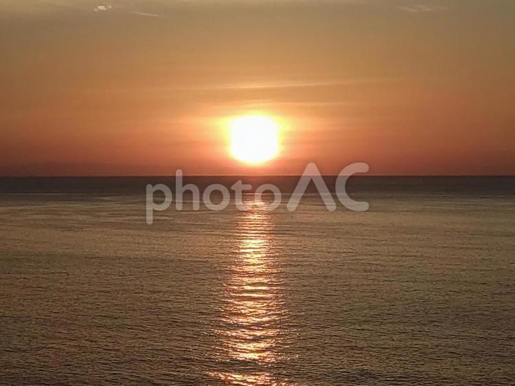 夕陽と海 夕日,海,夕焼けの写真素材