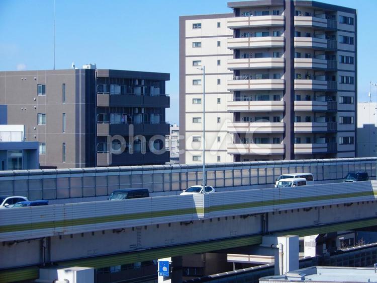高速道路の高架を走る車とビル街 高速道路,高架,走るの写真素材