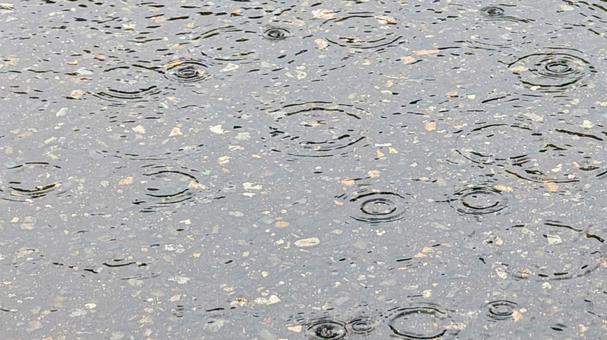 雨降るアスファルトの抽象的な模様 雨,雨粒,雨降りの写真素材