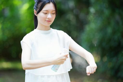 女性が腕を伸ばして動かすの写真