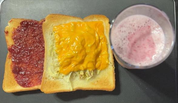 自家栽培いちごミルクシェークなどの昼食 自家栽培いちごミルクシェークなどの昼食の写真