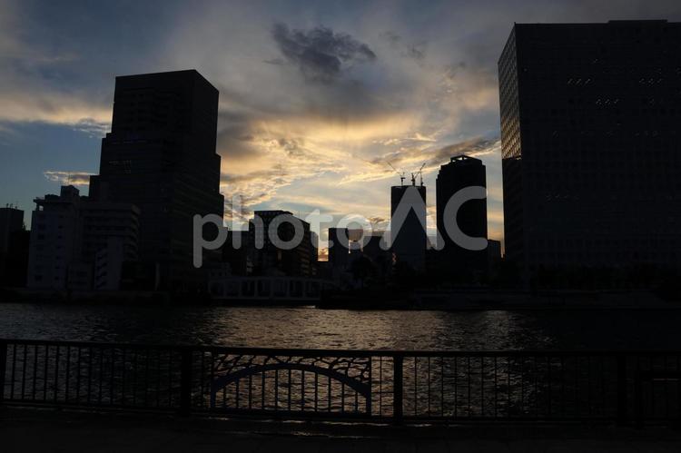 都心の夕暮れ ビル群,夕暮れ,ビルの写真素材