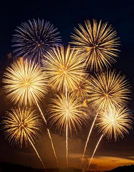 夜空に上がる打ち上げ花火 夜空に上がる打ち上げ花火の写真