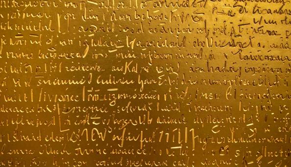 金色の壁に刻まれた文字 金色の壁に刻まれた文字の写真