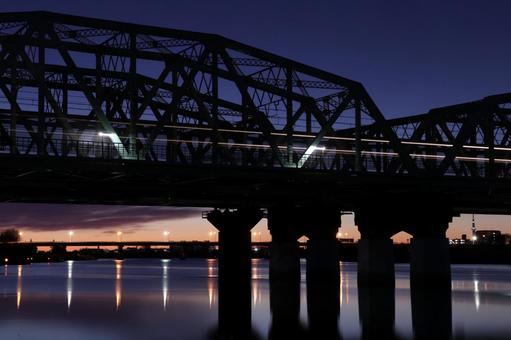 列車の光 列車の光 magichour,railwaybridge,曲弦トラス橋の写真素材