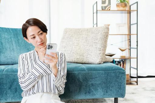 携帯を見る女性 携帯を見る女性 女性,スマートフォン,スマホの写真素材