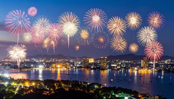 夜の街を彩る花火 夜の街を彩る花火の写真