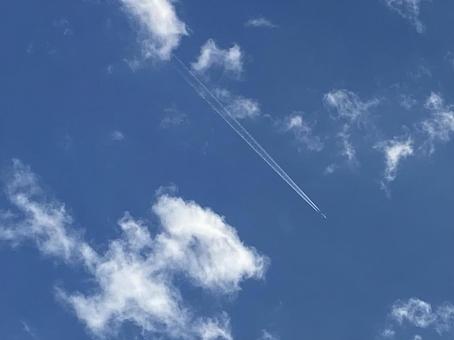 青空と飛行機雲 青空と飛行機雲の写真