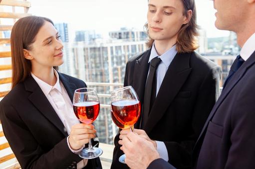 赤い飲み物のグラスを持ち男性を見る女性 男女,外国人,ビジネスの写真素材