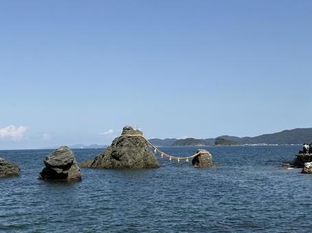 絆を結ぶ夫婦岩 絆を結ぶ夫婦岩 海,夫婦岩,青空の写真素材