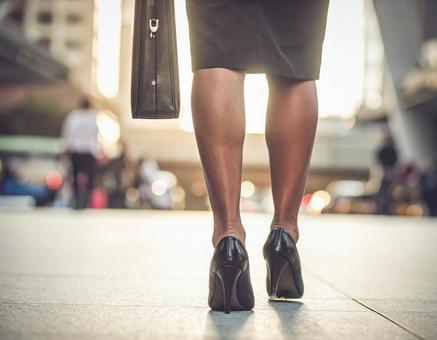新しい道を歩むハイヒールの女性 新しい道を歩むハイヒールの女性の写真