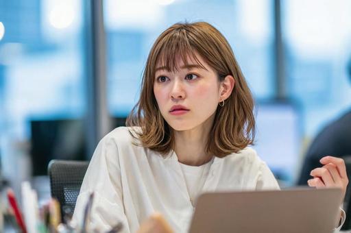 驚いた表情のビジネス女性 驚いた表情のビジネス女性の写真