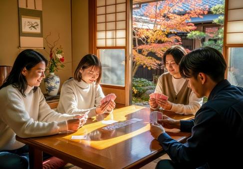 若者が和室でカードゲームを楽しむ様子の写真