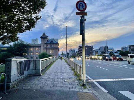 京都鴨川丸太町橋東詰3 京都鴨川丸太町橋東詰3 鴨川,旧京都中央電話局上分局,京都市の写真素材
