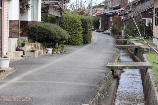 用水路に沿う民家 用水路に沿う民家 田舎,田舎の風景,民家の写真素材