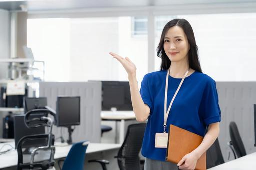 オフィスカジュアルの若い女性エンジニア オフィスカジュアルの若い女性エンジニア ビジネス,エンジニア,女性の写真素材