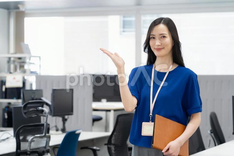 オフィスカジュアルの若い女性エンジニア ビジネス,エンジニア,女性の写真素材