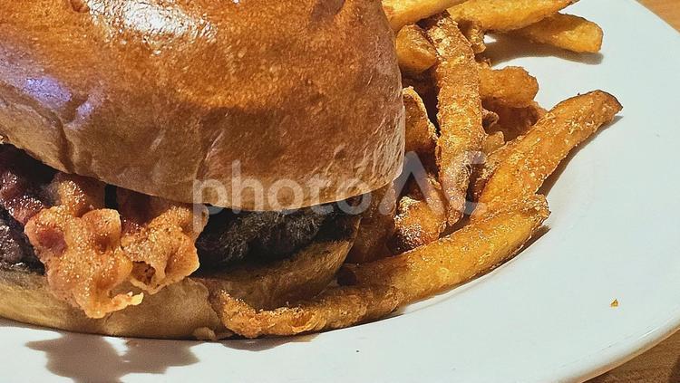 ハンバーガーとフライドポテト ハンバーガー,バンズ,パティの写真素材