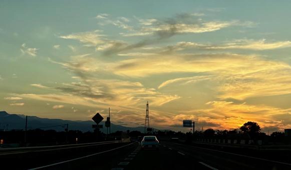 夕焼け空でドライブ 夕焼け空でドライブの写真