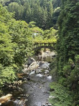 日本の石橋風景② 渓流に架かる石橋 日本の石橋風景② 渓流に架かる石橋 石橋,渓流,川の写真素材