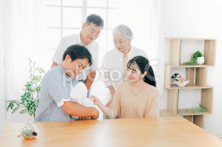 老夫婦と若い夫婦（里帰り出産） 孫,家族,出産の写真素材